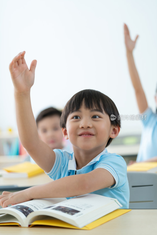 小学生在课堂举手