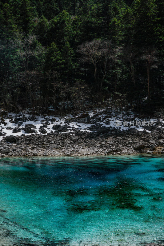 九寨沟的清澈湖水景观