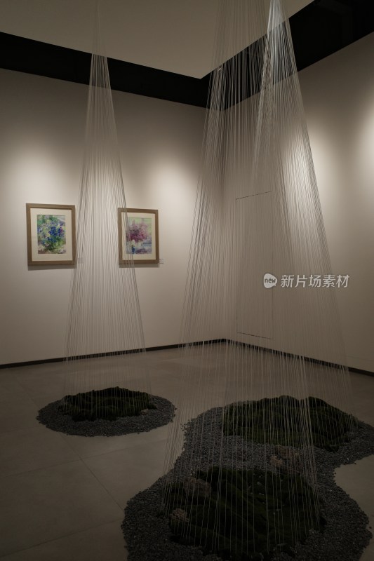 繁花美术画展艺术展厅内的装置艺术作品