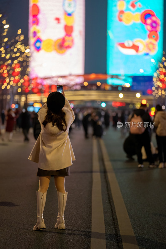 成都除夕夜双子塔和交子大道的新年活动