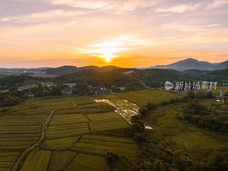 安徽泾县月亮湾日出美景