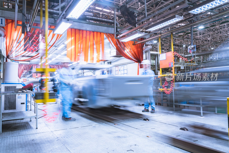 汽车工厂工人作业场景