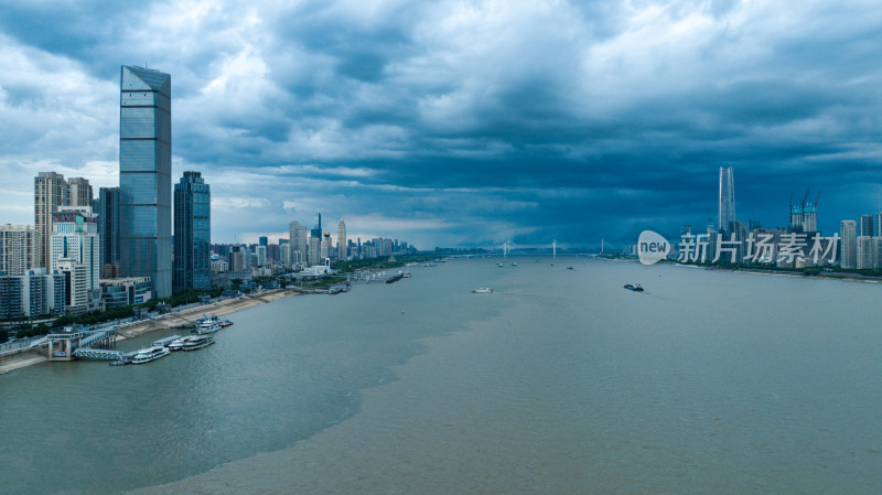 湖北武汉长江核心区天空乌云来袭航拍