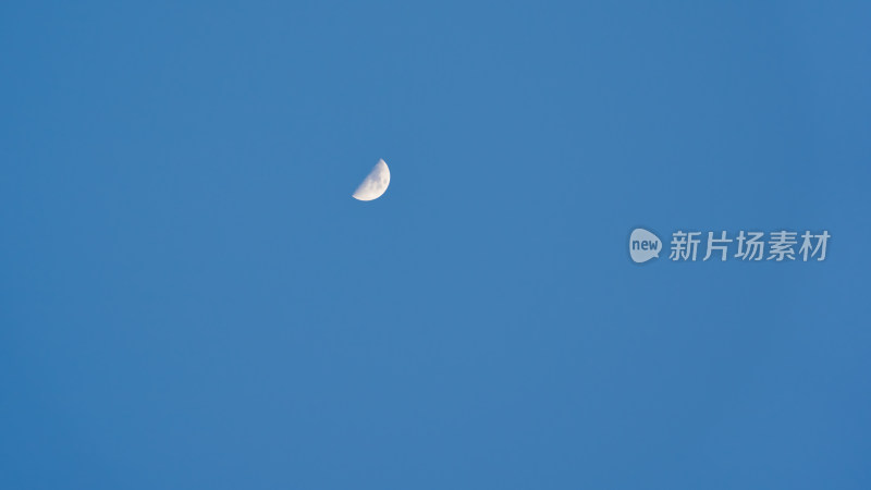 蓝天里的月亮