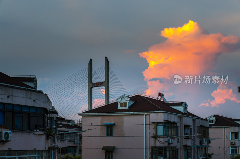 城市建筑与桥梁的晚霞景象