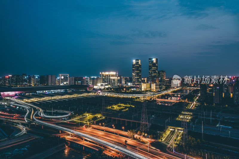 夜晚郑州郑州东站绿地双子塔城市风光