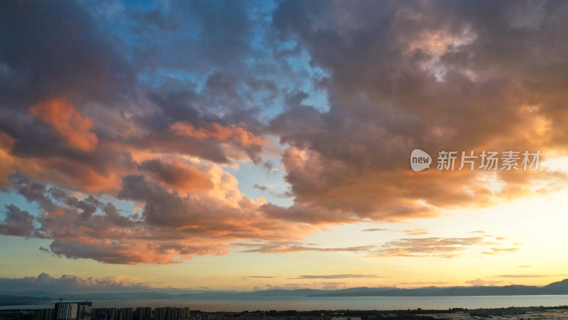 城市天际线下的夕阳余晖