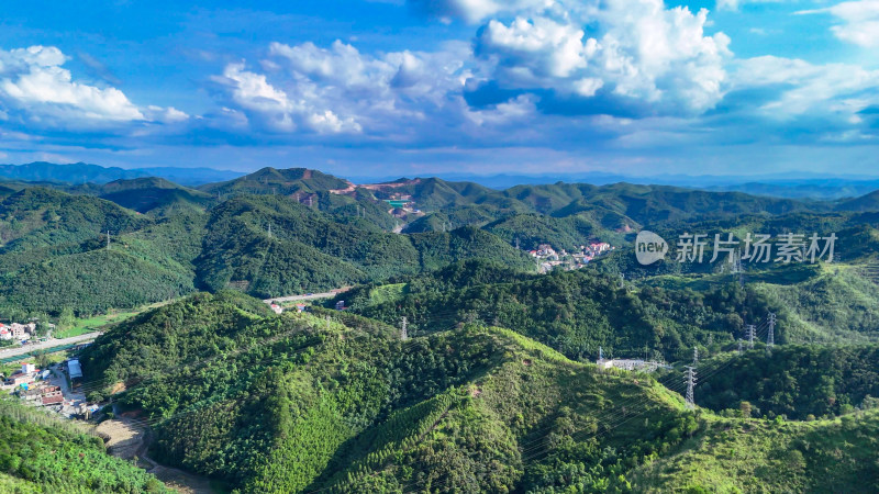 连绵起伏山川森林航拍图