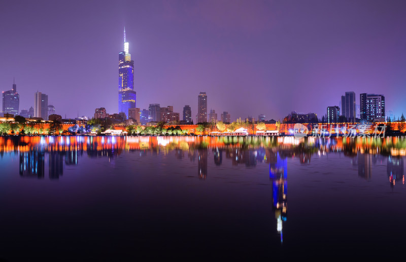 南京紫峰大厦玄武湖夜景