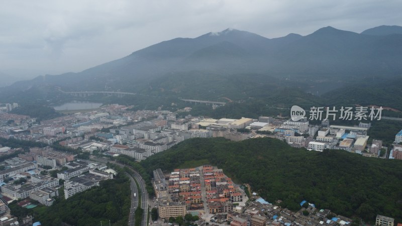 广东东莞：山峰连绵起伏