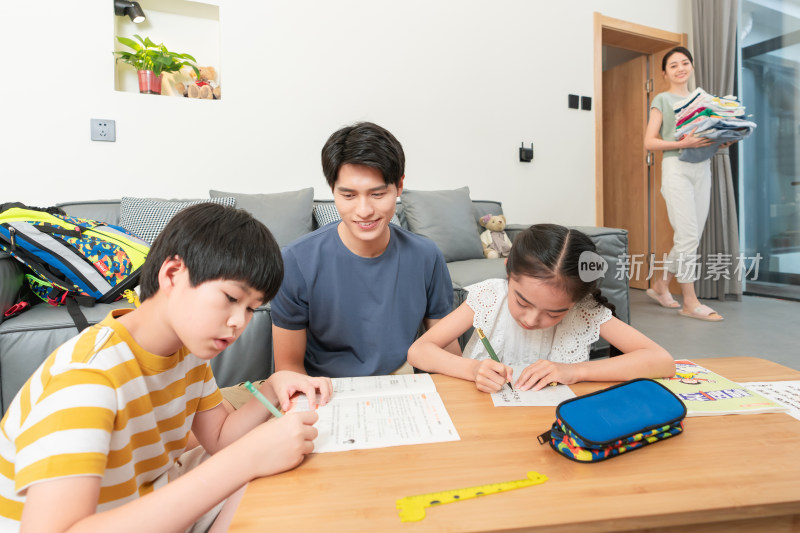 年轻爸爸辅导孩子做作业