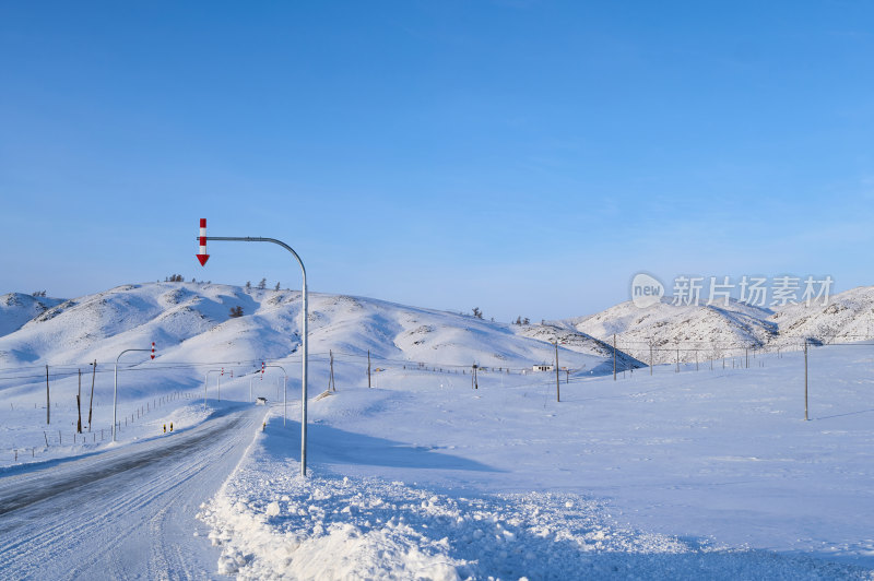 雪地道路与起伏山丘景观