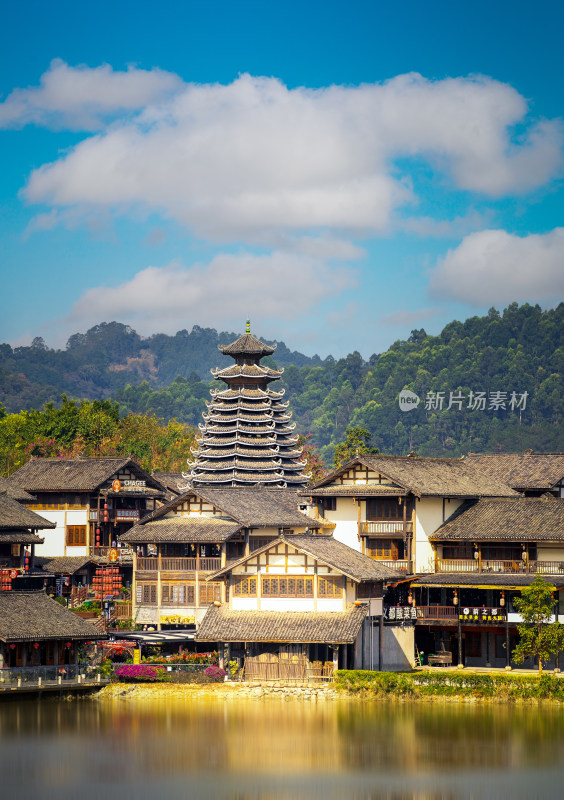 侗族传统建筑临水而建，风景如画的古村落