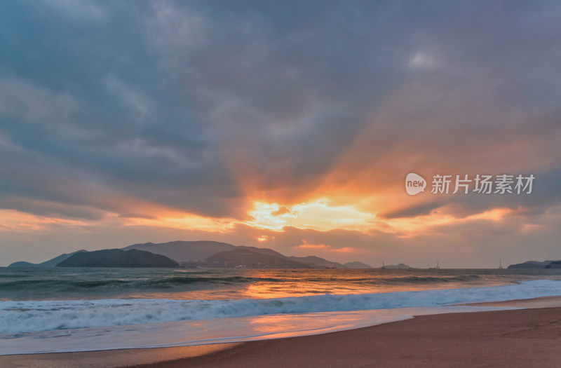 越南芽庄滨海海岸沙滩浪花与日出天空云彩