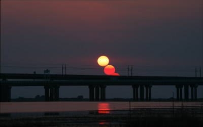 夕阳下的大桥风光