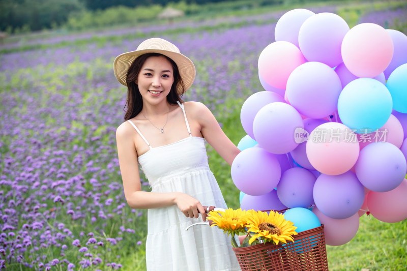 青年女人站在花海里