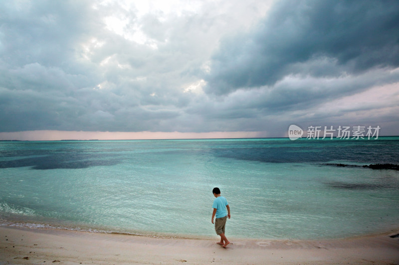 小男孩在海边玩耍