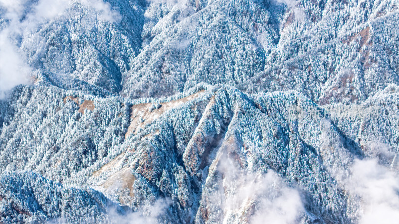 四川成都西岭雪山上空的云海群山航拍