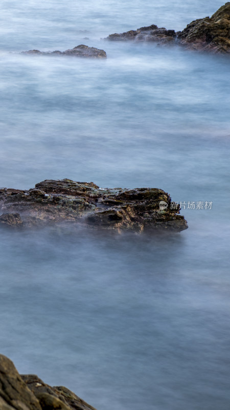 海岸边岩石与海洋景象