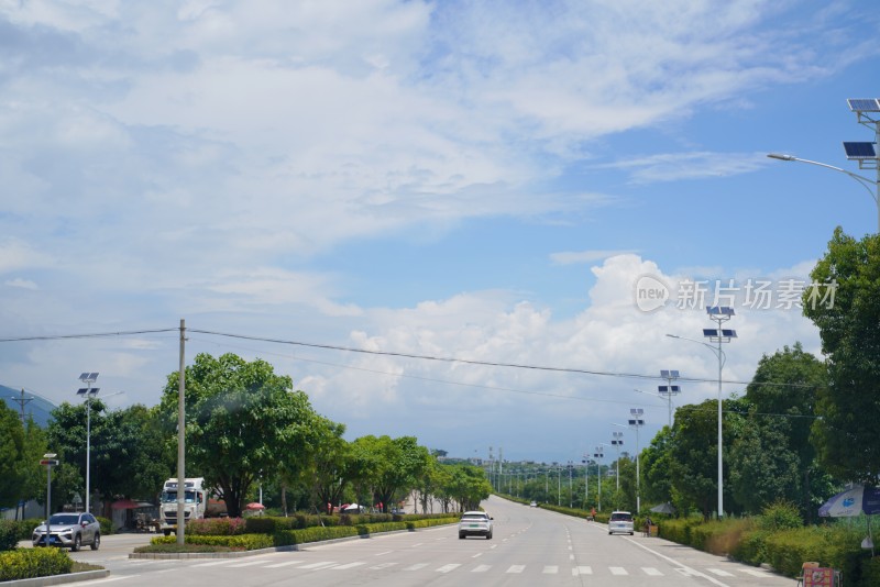 绿树成荫的宽阔道路