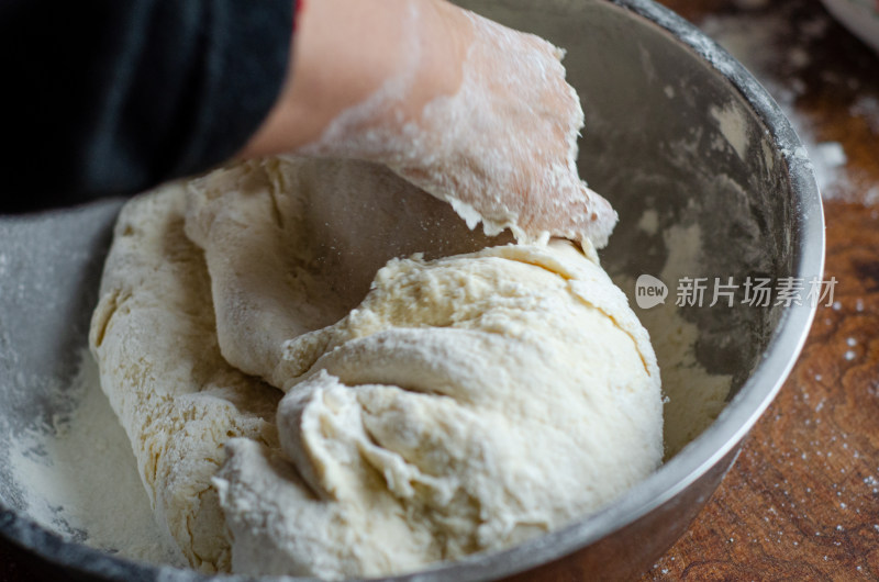 在厨房用力揉生面团特写