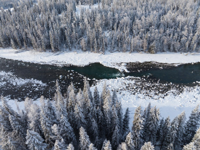 航拍冬季新疆喀纳斯河雪景