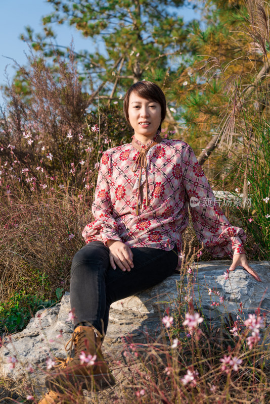 秋天在公园花丛中游玩中国女性肖像