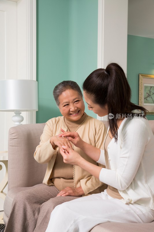 母女在客厅里