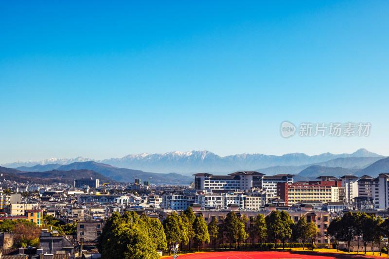 雪山脚下的城镇全景风光