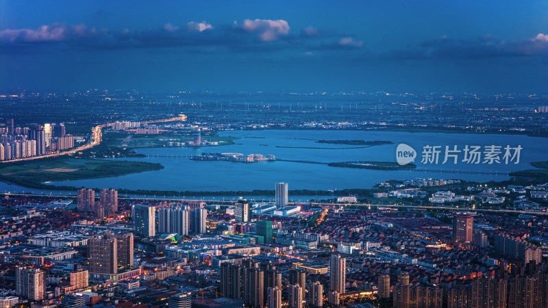 常熟城市黄昏湖畔鸟瞰全景