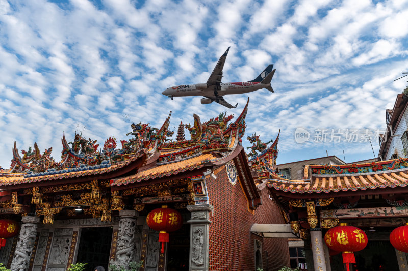 福建厦门朝天宫低空的飞机掠过城市上空