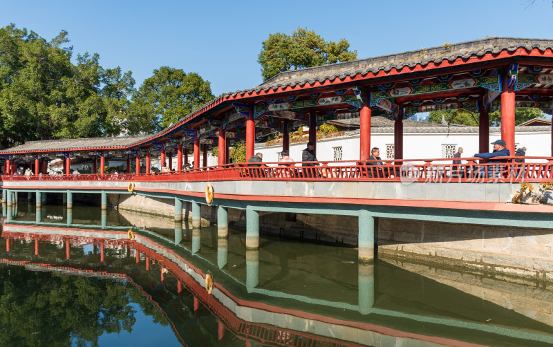 水上红廊桥中式建筑景观