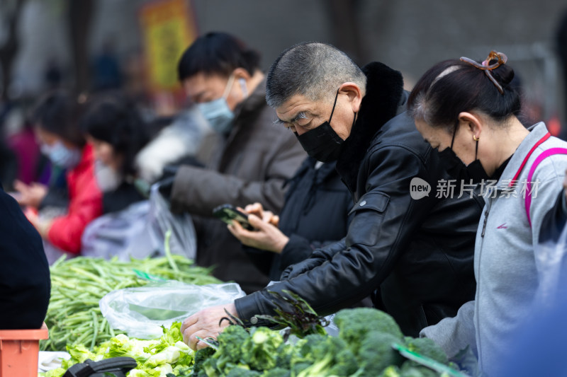 早市买菜卖菜的人们