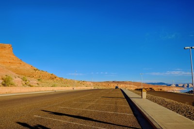 蓝天下西部高速公路风景