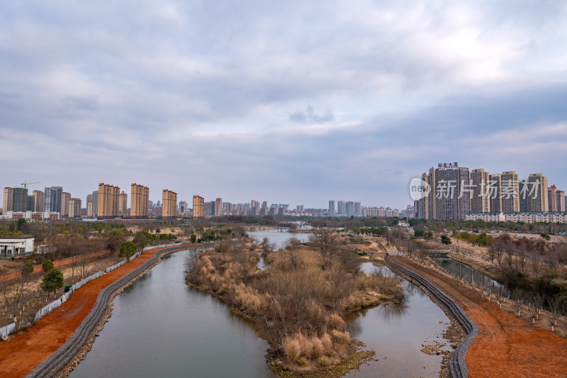 城市中的河流景观及沿岸高楼远景