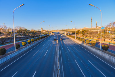 北京德胜门冬季早晨阳光下的街道公路