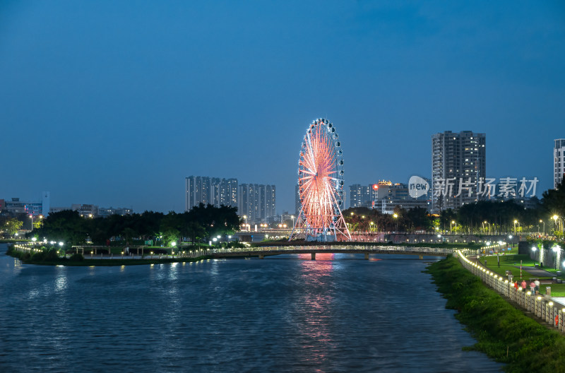 河畔摩天轮夜景灯火璀璨城市风光