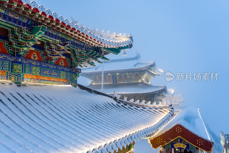 河南老君山景区冬季大雪古建筑房檐夜景