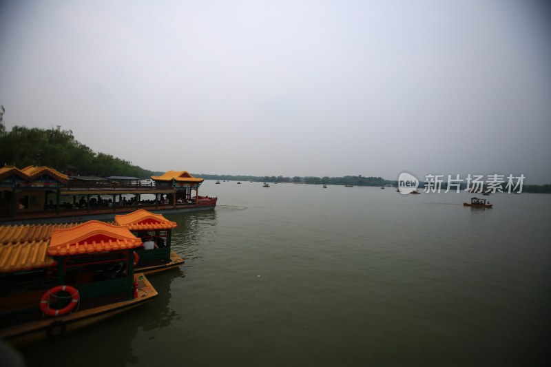 中式游船停泊湖面风景