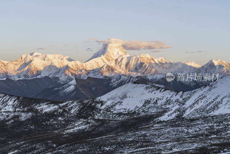 雪山日落下的壮丽山河川西贡嘎群峰日照金山