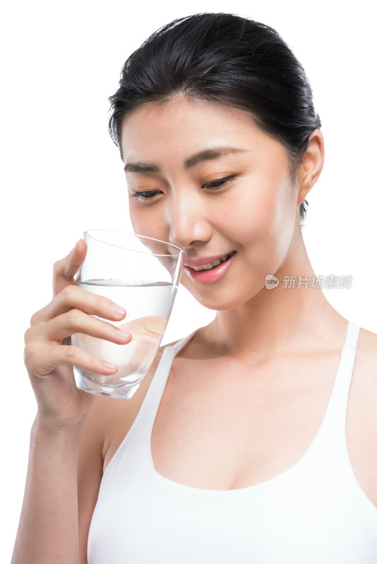 年轻女子喝水