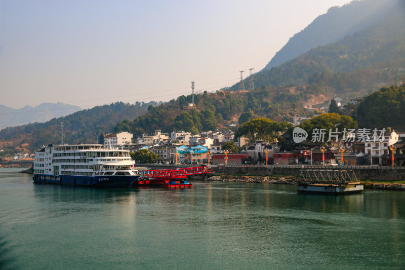 行驶在长江三峡西陵峡江面上的货轮