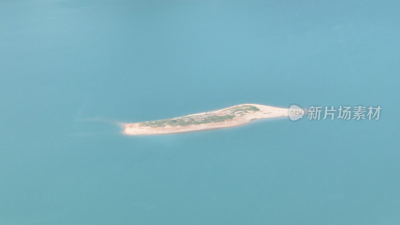 航拍湖中小岛空镜头碧绿湖水百色湖岸澄碧河