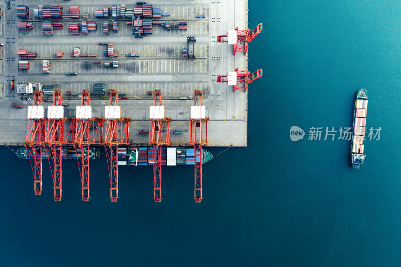 航拍连云港港口的吊机和货轮