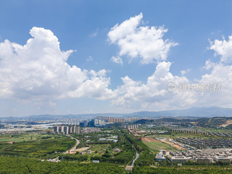 航拍滇池旁的昆明市城市风光