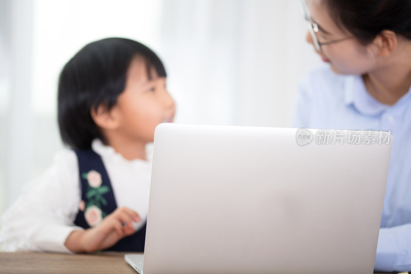 妈妈居家辅导女儿的功课