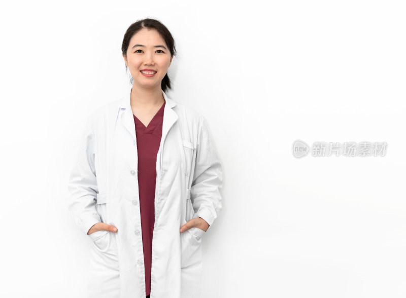 站在白色背景前的中国年轻女性医生