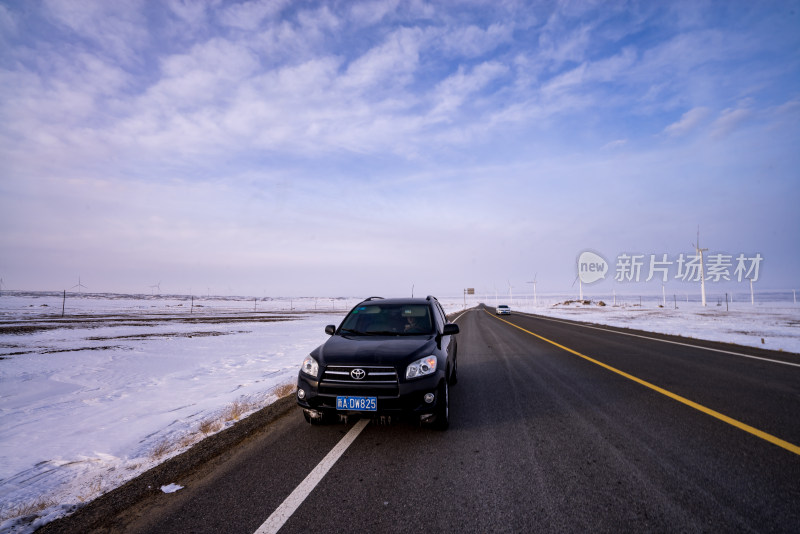 新疆雪地道路