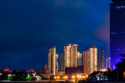 青岛栈桥附近的城市夜色