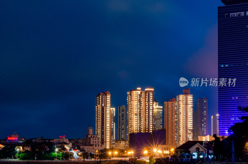 青岛栈桥附近的城市夜色